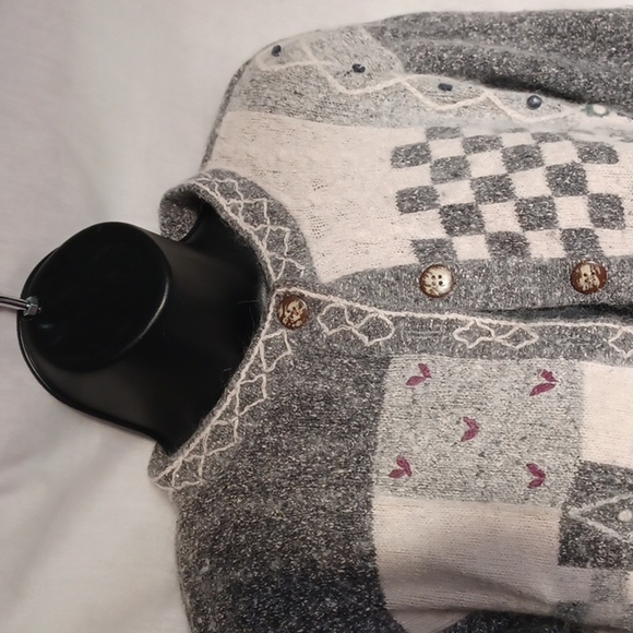 ID distinctions vintage gray silk/angora blend sweater w/embroidered flowers M - Picture 2 of 6